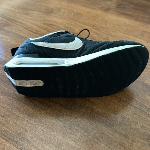 you’re purchasing a used pair of Nike Boy Air Max. Size 6.5 - Picture 2 of 4